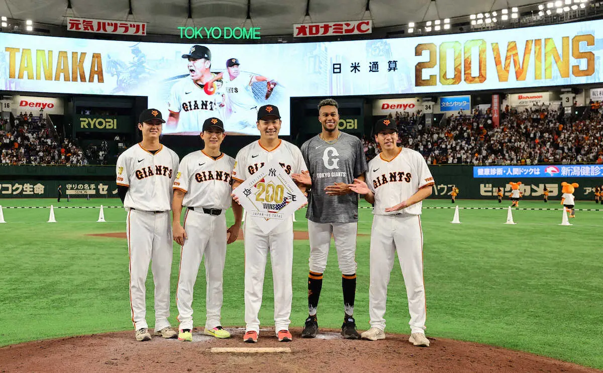 【画像・写真】巨人・小林誠司　72日ぶり先発マスク＆1軍初バッテリーでマー君を好リード　試合後は記念写真に