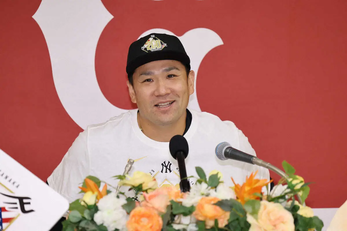 【画像・写真】田中将大“盟友”坂本勇人から花束「不思議な縁…自分にとっても非常に大きな思い出になりますね」