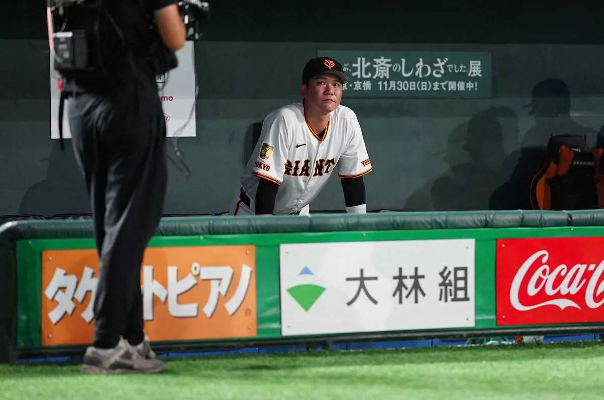 【画像・写真】巨人・坂本勇人「自分のことのようにうれしかった」　幼なじみマー君200勝に歓喜のハグ