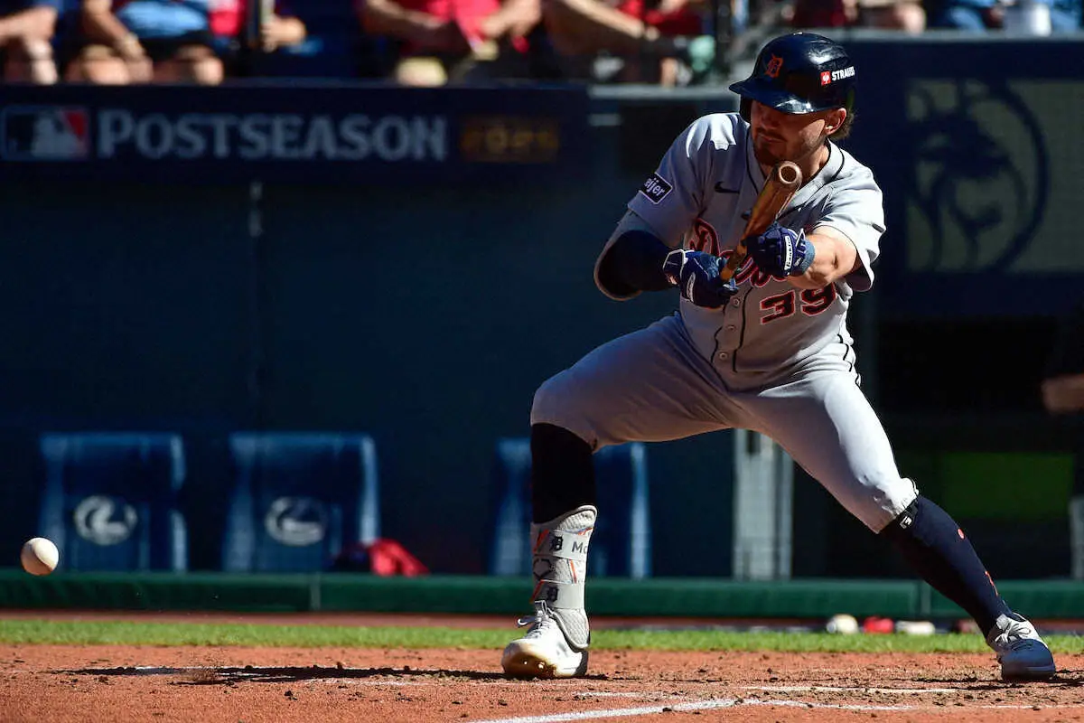 【画像・写真】7回、1死一、三塁でタイガースのマッキンストリーがスクイズを決め2点目が入る（AP）