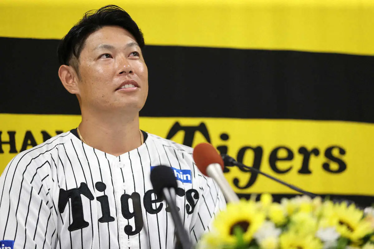 【画像・写真】阪神・原口文仁、日本一を花道に!全体練習後、異例のユニホーム姿で引退会見「まだ戦いが続いている」