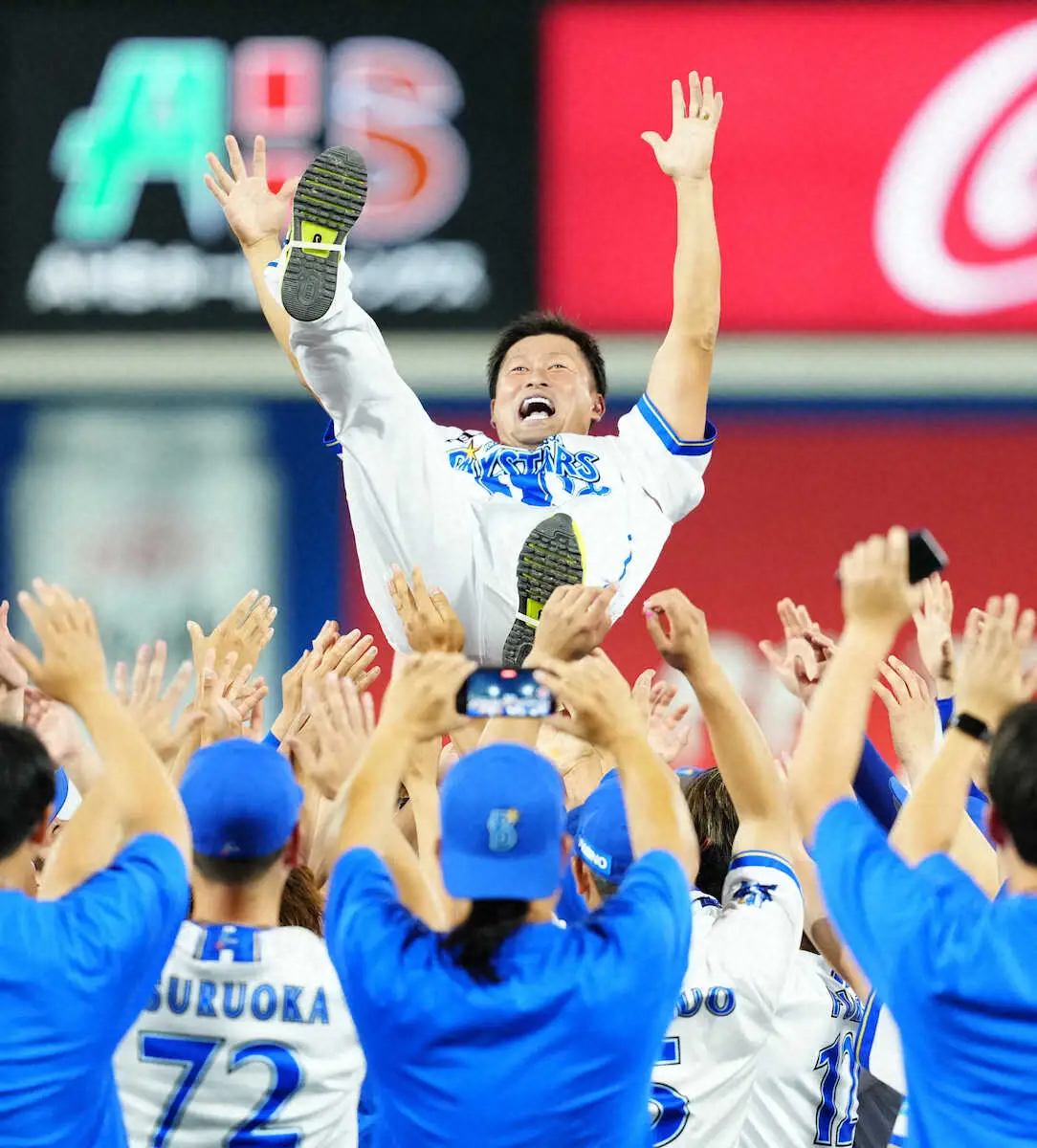 【画像・写真】DeNA・森唯　引退セレモニーで胴上げに涙「凄くいい野球人生」慣れ親しんだ9回に登板零封