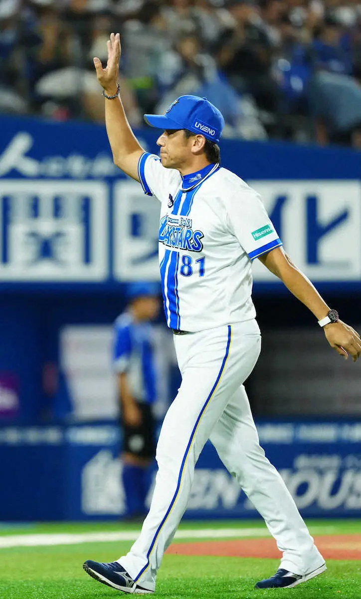 【画像・写真】DeNA・三浦監督　熱き思い伝えた「一緒に日本一になろう」　試合前に2軍施設訪れて牧&宮崎を激励