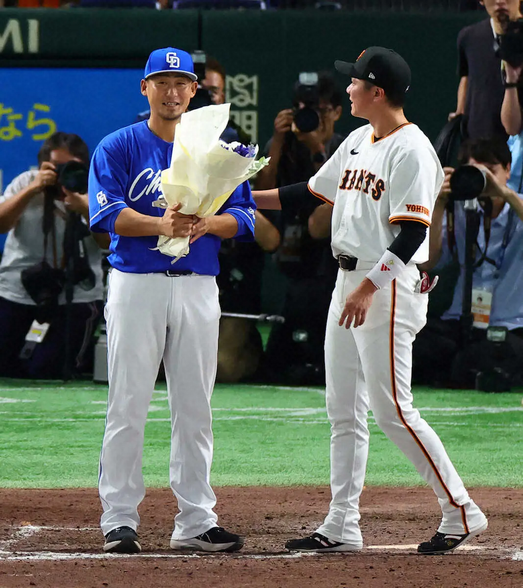 【画像・写真】東京D超サプライズ祭りにファンも選手も大興奮！背番3のさんまが生登場でマー君祝福　ジャッジも“登場”