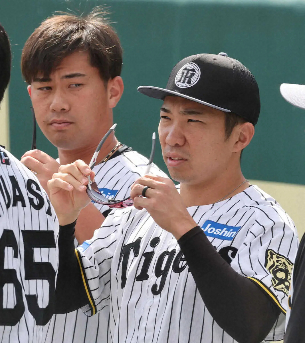 【画像・写真】＜阪神全体練習＞　練習に臨む石井（右）と桐敷（撮影・大森　寛明）