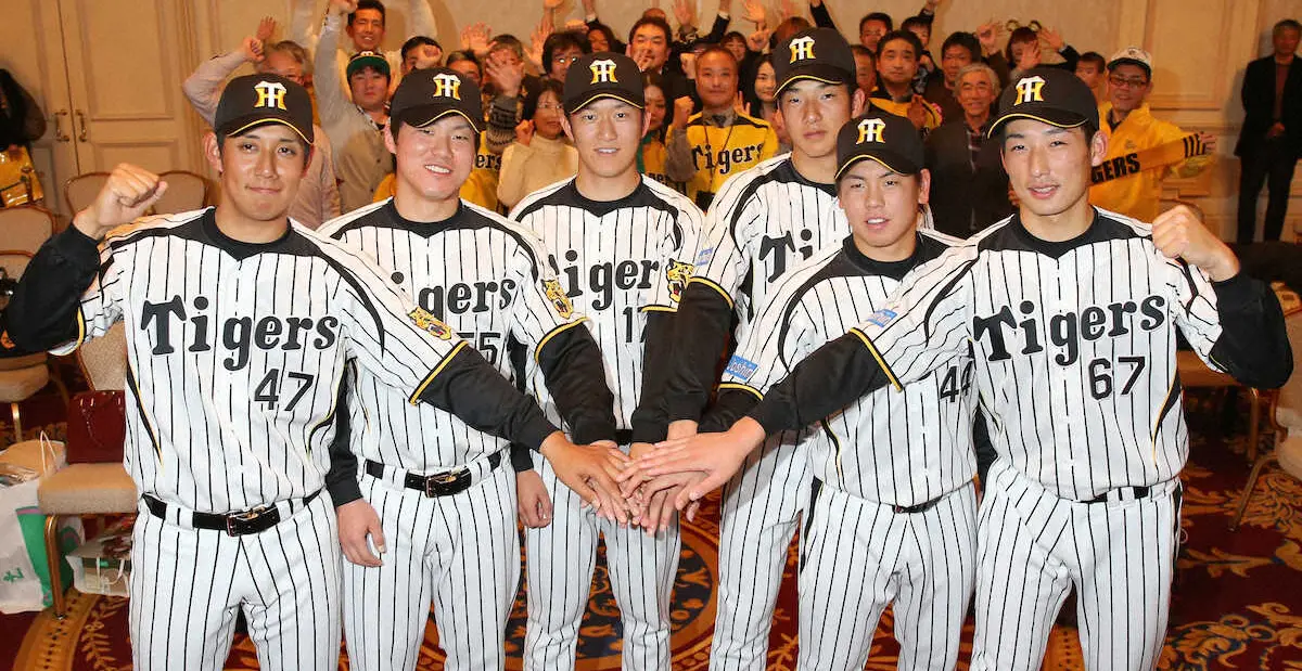 【画像・写真】大阪掲載＜阪神新入選手ファンミーティング＞ファンの前で活躍を誓う（左から）山本翔也、陽川尚将、岩貞祐太、横田慎太郎、梅野隆太郎、岩崎優（撮影・椎名　航）