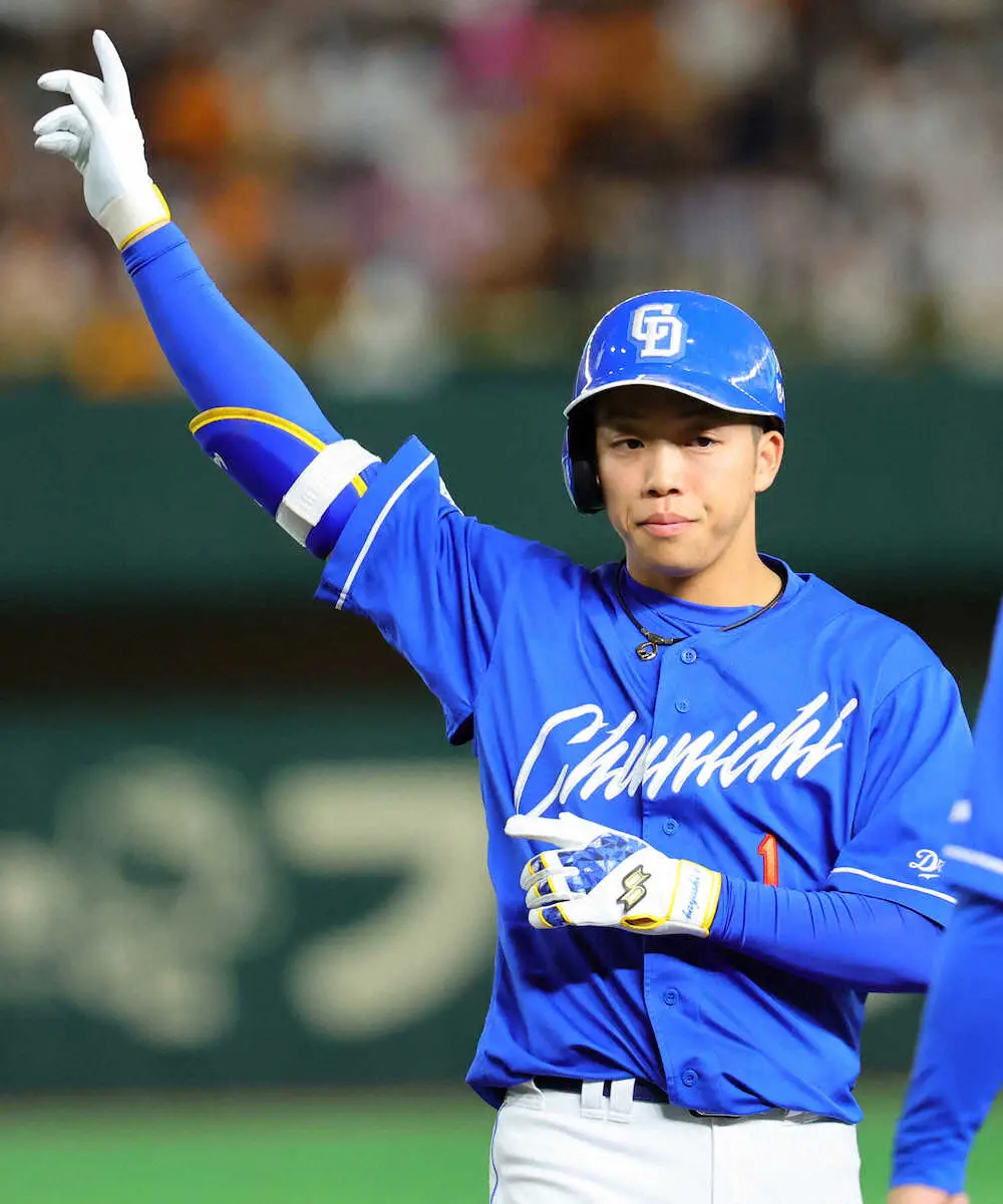 【画像・写真】＜巨・中25＞初回、安打を放った岡林（撮影・光山　貴大）