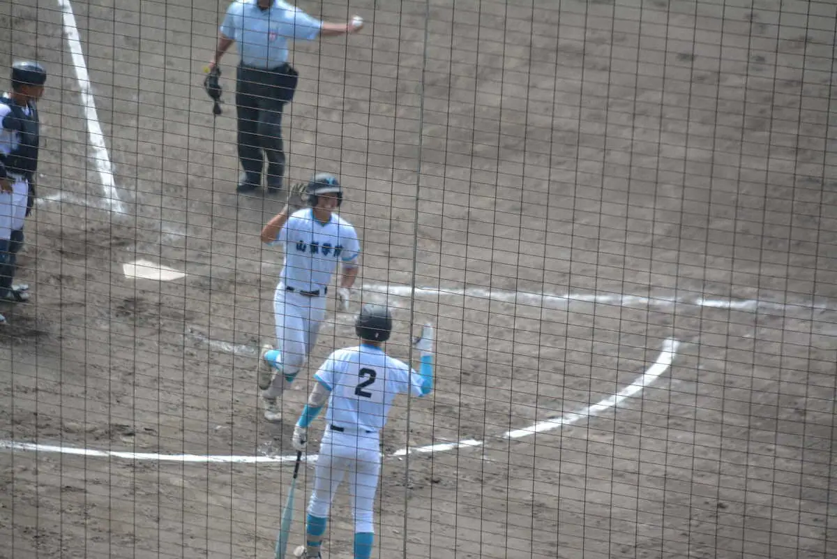 【画像・写真】国スポ高校野球硬式で山梨学院が初優勝　決勝ソロの梅村主将「優勝できてうれしい。いい仲間に恵まれた」