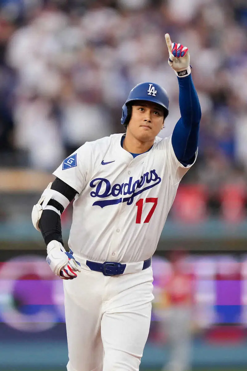 【画像・写真】真美子夫人に届けた大谷弾！　ロハスとスタンドの家族へ指さしポーズ　妻とデコピンへ走塁中も！