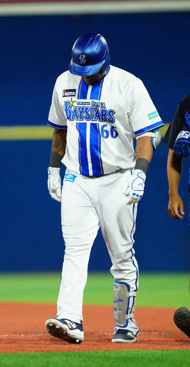 【画像・写真】DeNA・ビシエド　左半腱様筋肉離れでCS出場絶望的　30日のヤクルト戦で走塁中に負傷