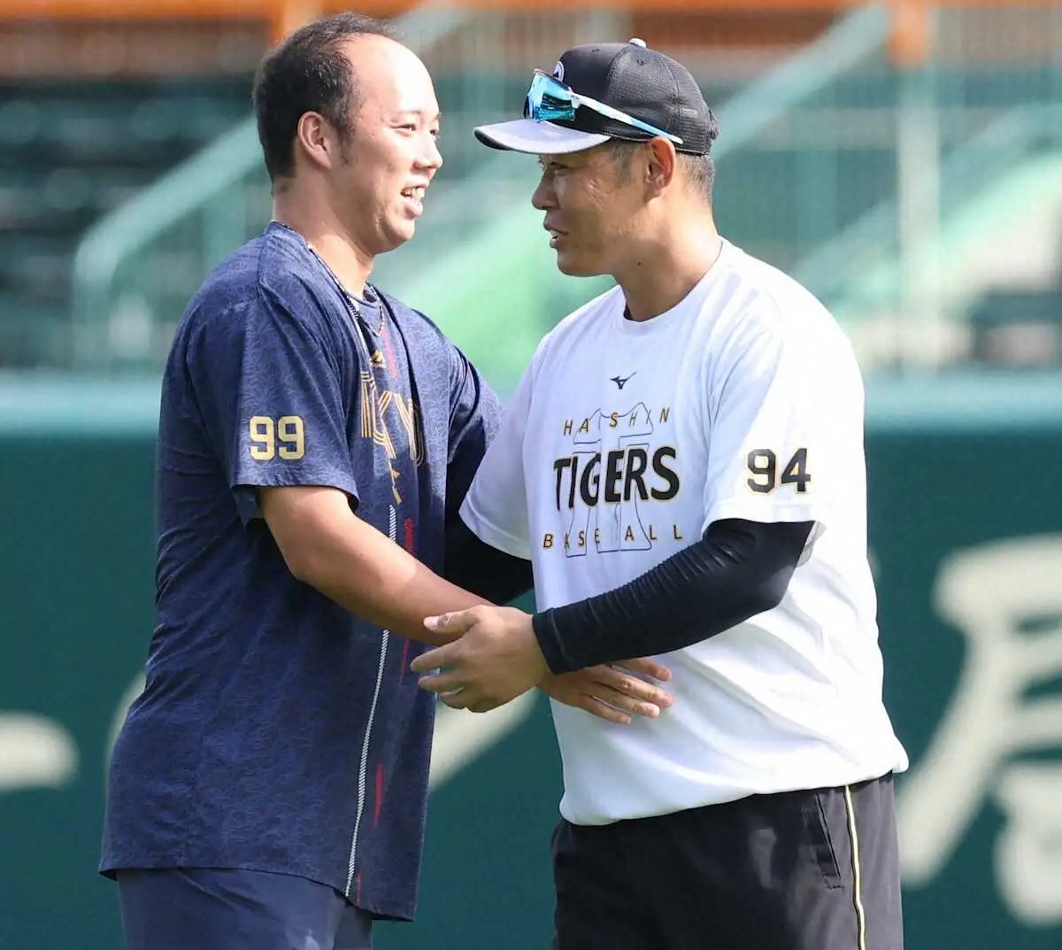 【画像・写真】引退セレモニーを控える原口にヤクルト先発・青柳が感謝伝える