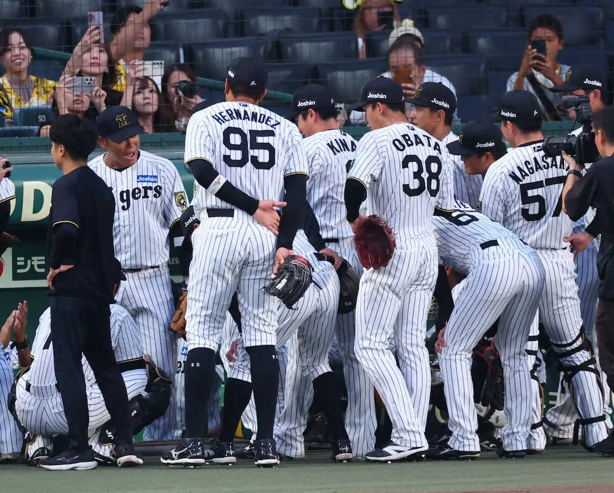 【画像・写真】今季限りで引退の阪神・原口　甲子園で感謝の“フルスイング”に大歓声　最終回は岩貞とバッテリー