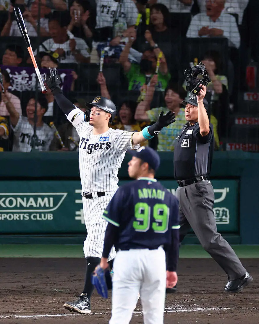 【画像・写真】＜神・ヤ25＞5回、右越え2ランを放った佐藤輝（投手・青柳）（撮影・岸　良祐）　