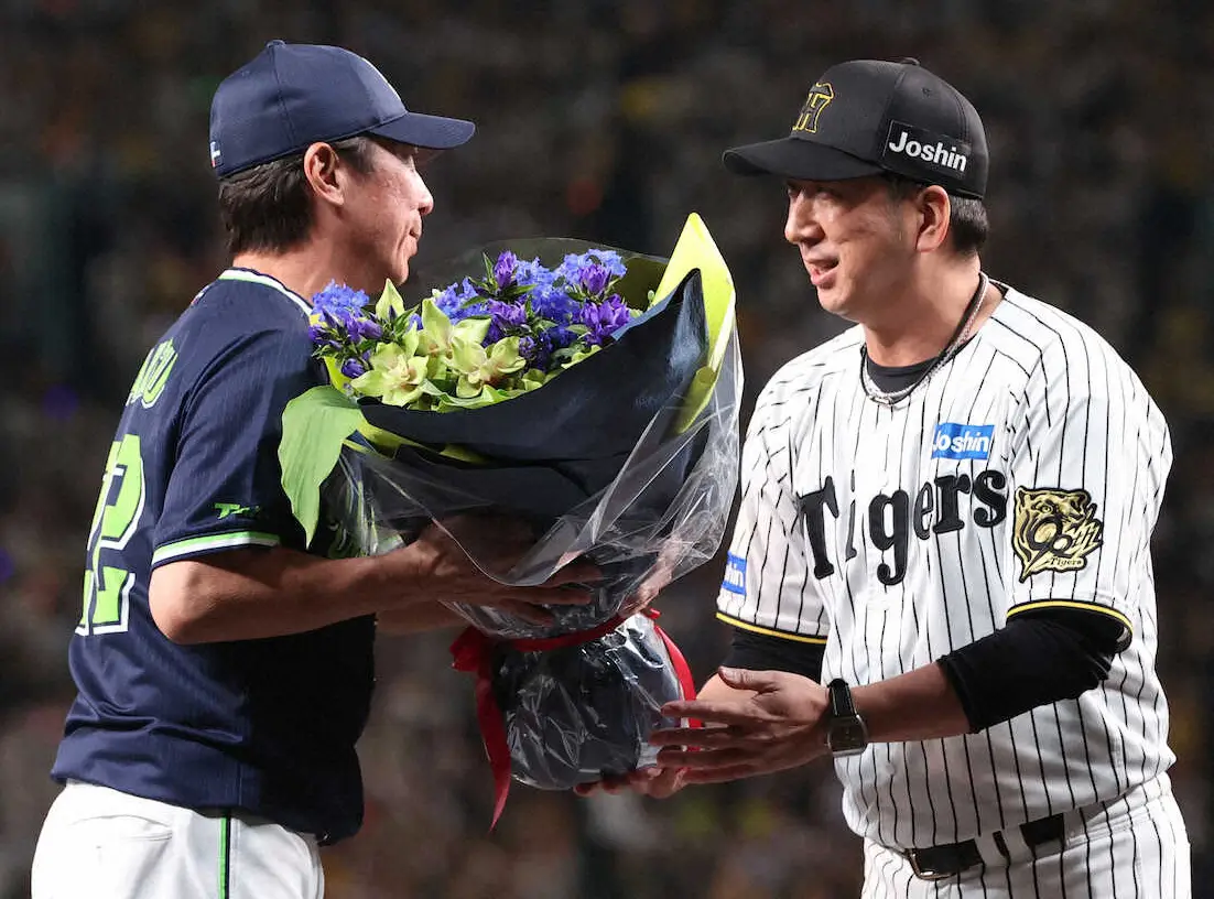 【画像・写真】＜神・ヤ25＞　藤川監督（右）から花束を受け取った高津監督（撮影・大森　寛明）