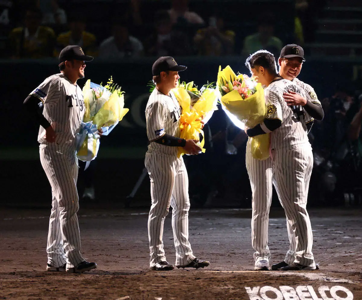 【画像・写真】＜神・ヤ25＞岩貞、梅野、岩崎から花束を受け取った原口（左から3人目）（撮影・岸　良祐）　