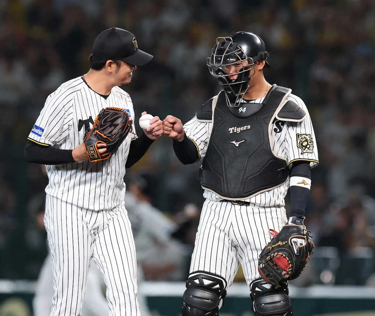 【画像・写真】＜神・ヤ25＞　9回、捕手として岩貞（左）とバッテリーを組む原口（撮影・大森　寛明）