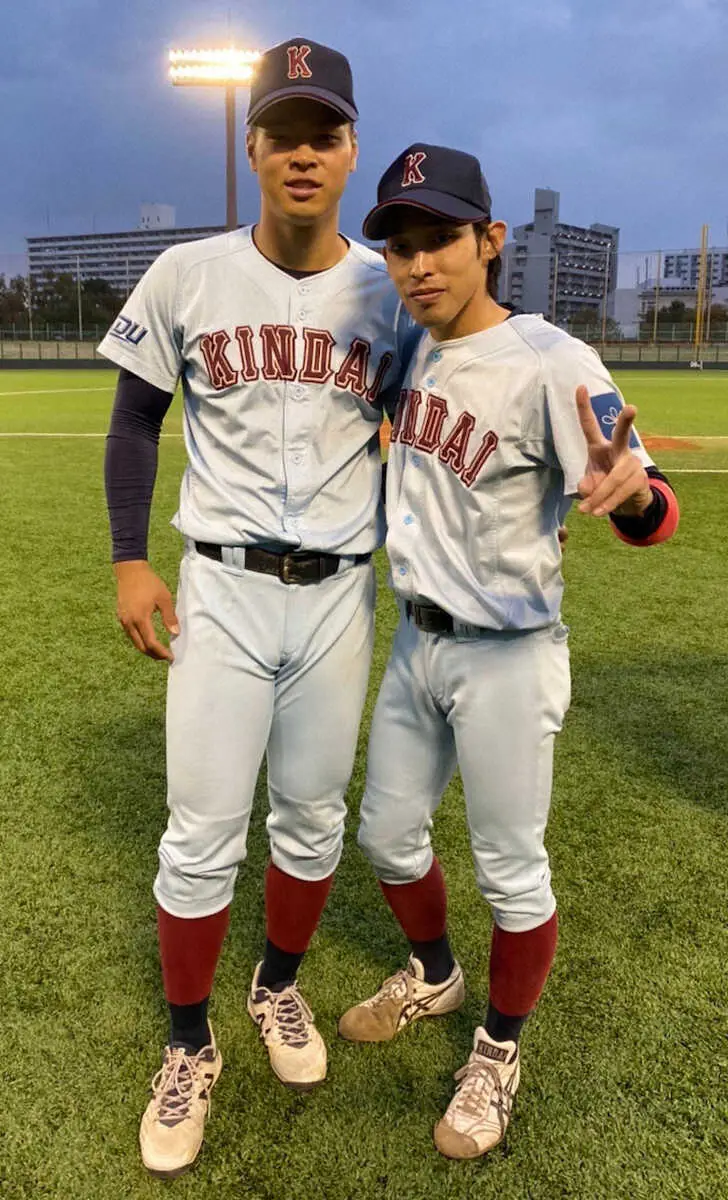【画像・写真】近大の寮で佐藤輝（左）と同部屋だった美濃さん（本人提供）