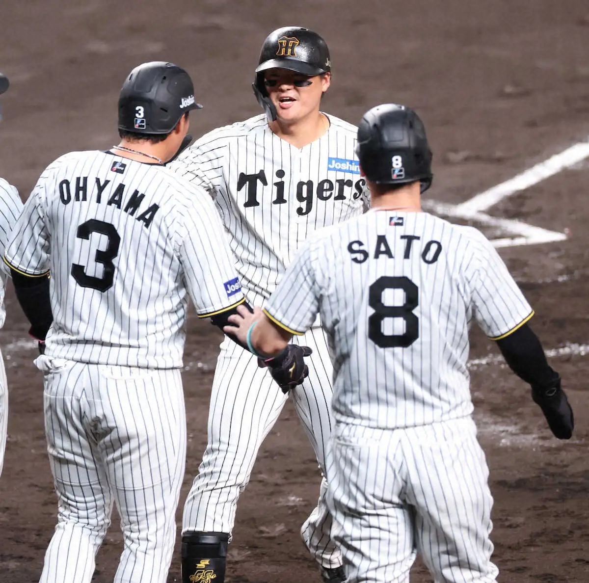 【画像・写真】＜神・ヤ25＞3回、3ランを放ち、大山（左）とハイタッチする前川（中央）（撮影・中辻　颯太）