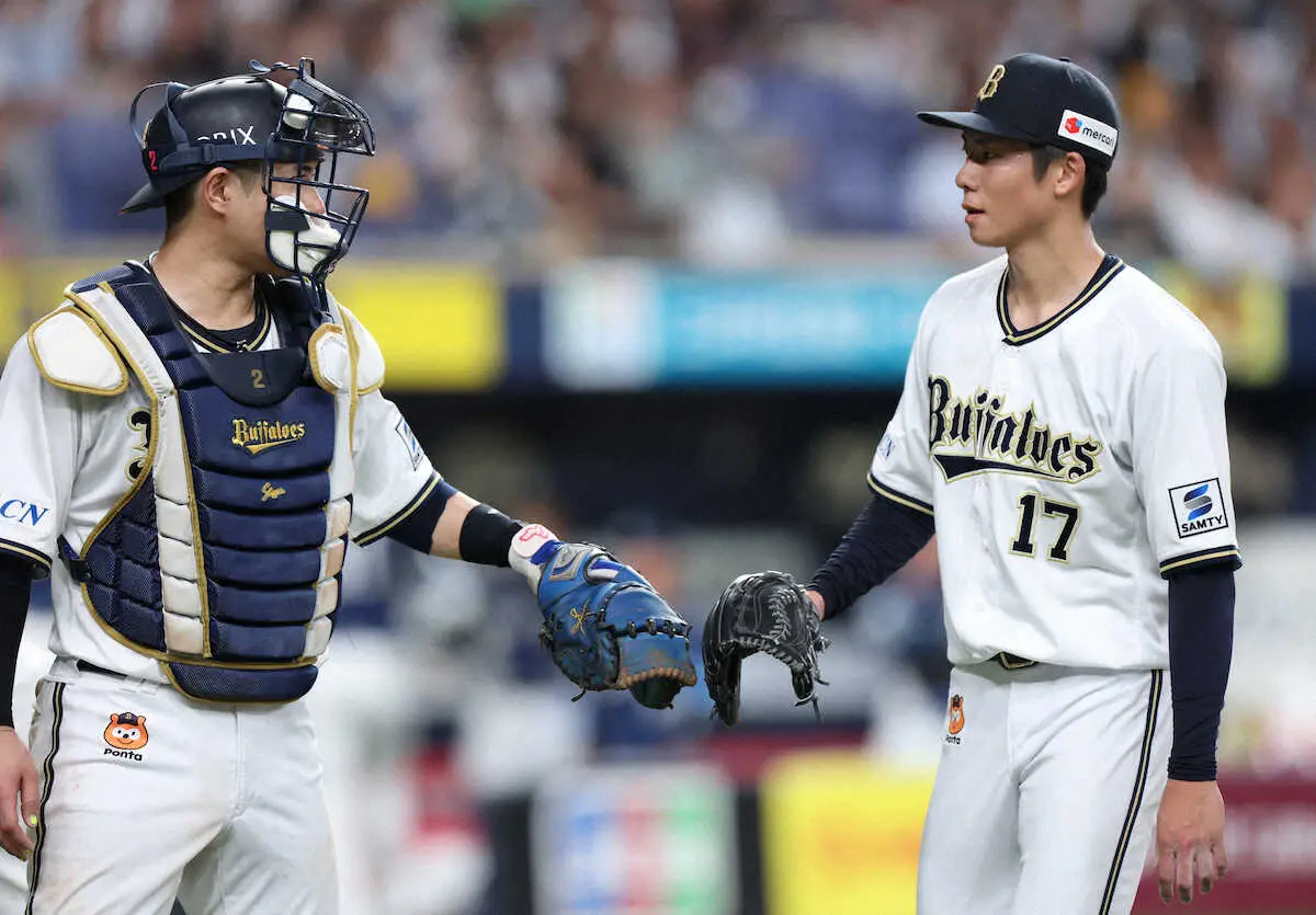 【画像・写真】＜オ・西25＞　3回、若月（左）と言葉をかわす曽谷　（撮影・平嶋　理子）　