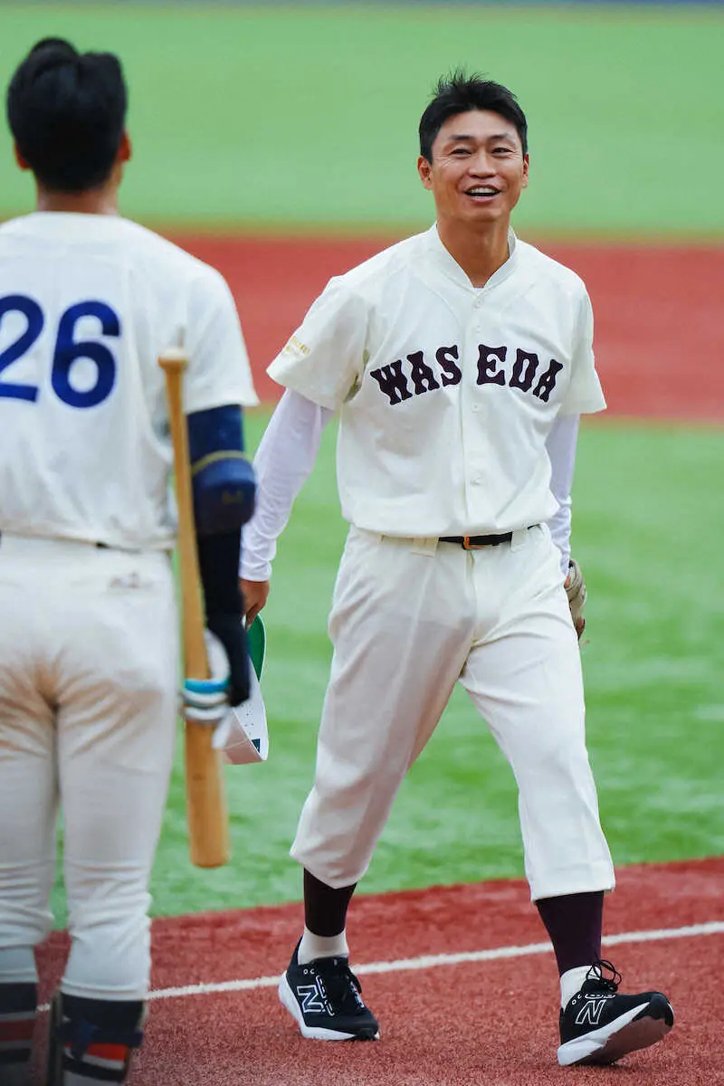 【画像・写真】通算2730安打のレジェンド青木氏が早大ユニホーム姿で始球式