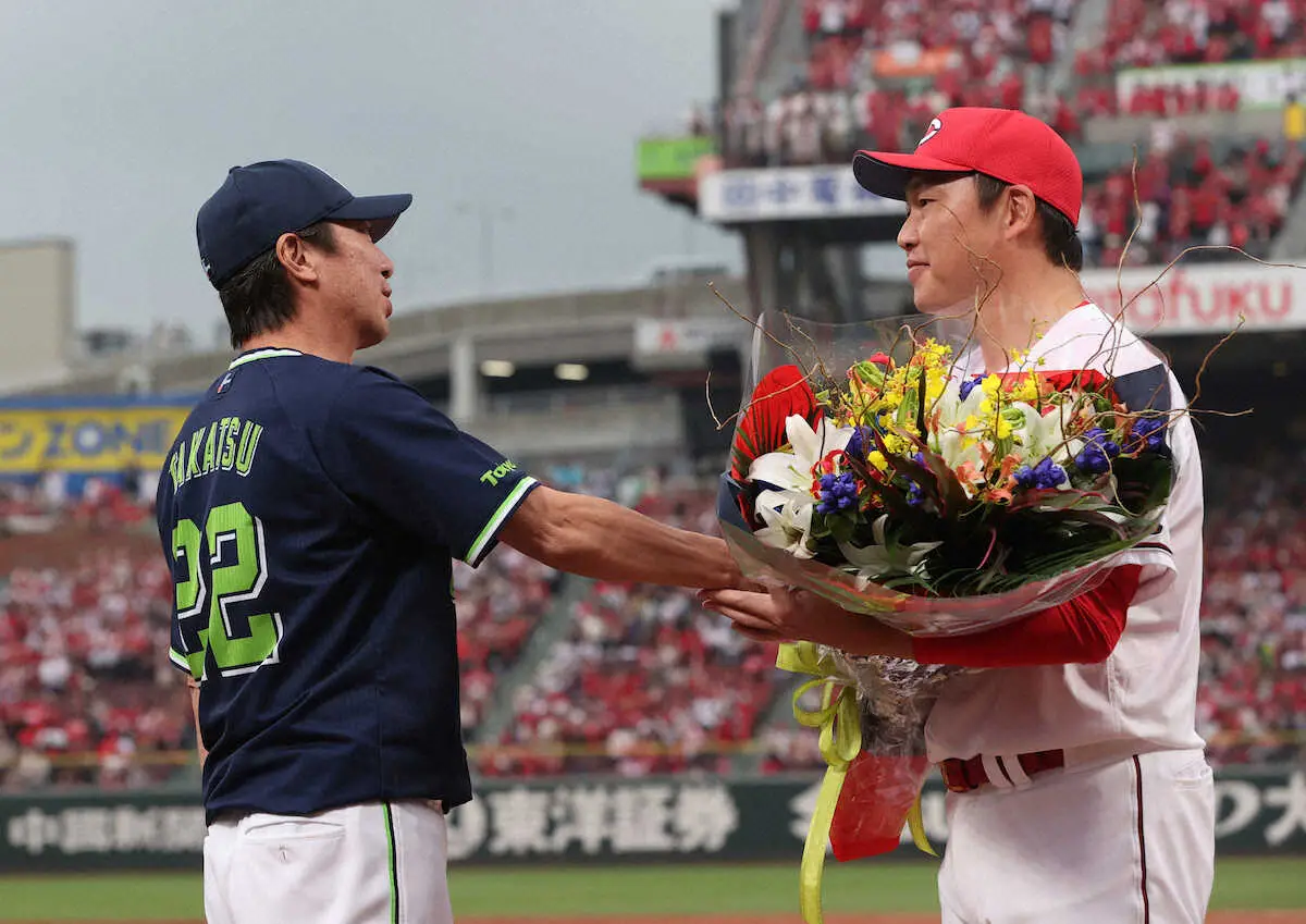 【画像・写真】退任のヤクルト・高津監督　地元広島でラスト采配、広島・新井監督から花束受け取り、熱いハグ