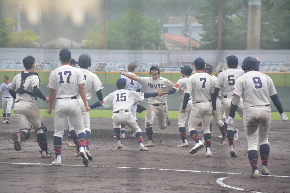 【画像・写真】彦根東が8年ぶり近畿大会出場決定　サヨナラ打の高田裕也「必死にボールに食らいついた」