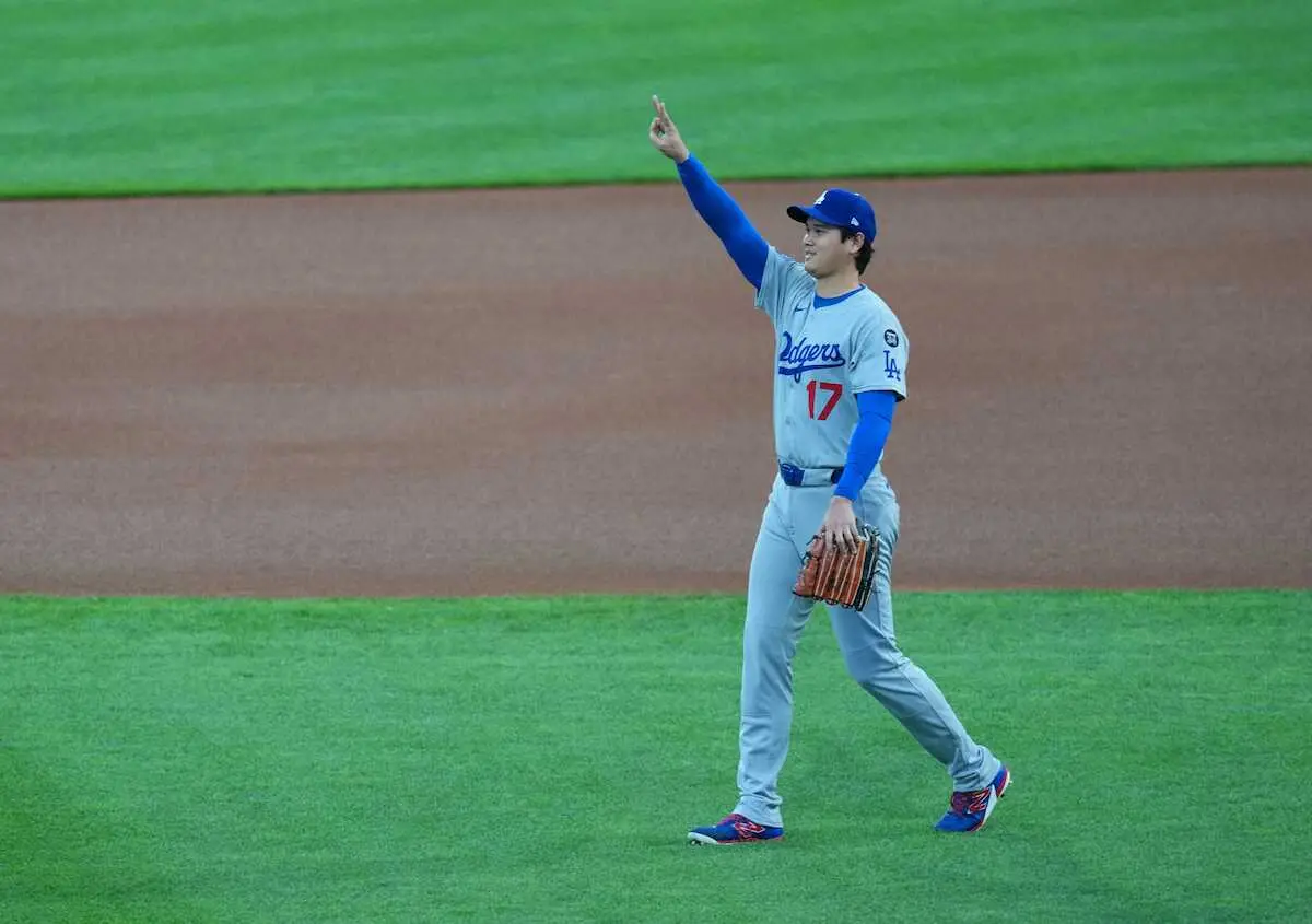 【画像・写真】大谷翔平　米屈指の熱狂的な敵地で大ブーイング　手を上げて応え余裕見せる「1番・DH兼投手」で先発