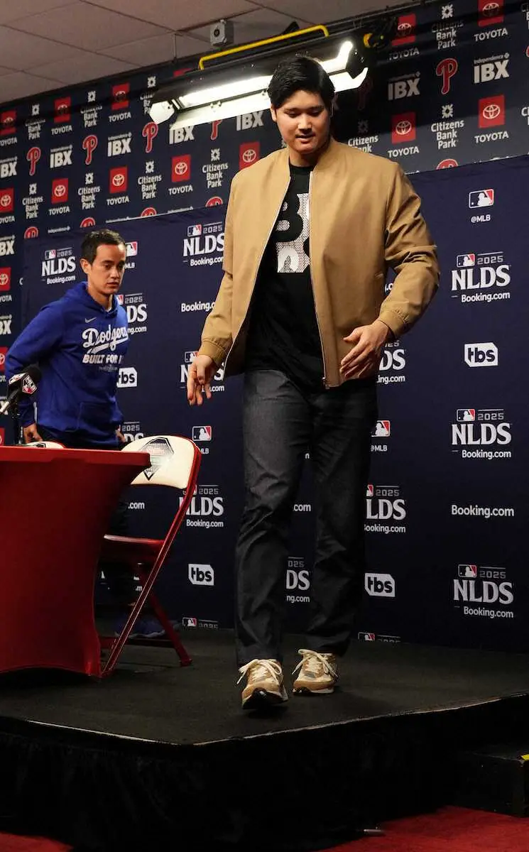 【画像・写真】大谷翔平　待球作戦で四球　隠れた好プレー！朗希が9回登板に向けて慌ただしく準備しているのを察知？