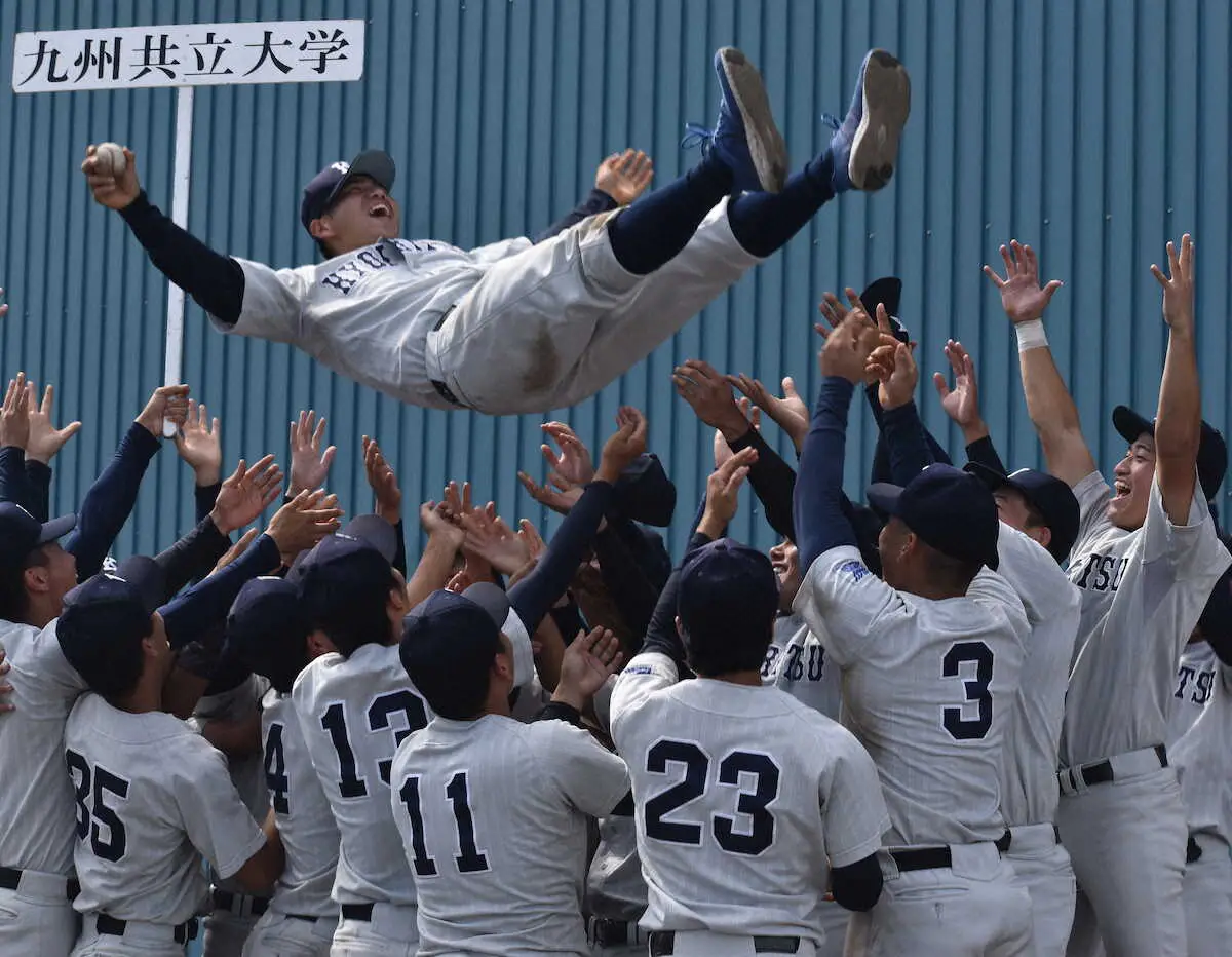 【画像・写真】＜九共大・福教大＞胴上げされる九共大の宮城主将