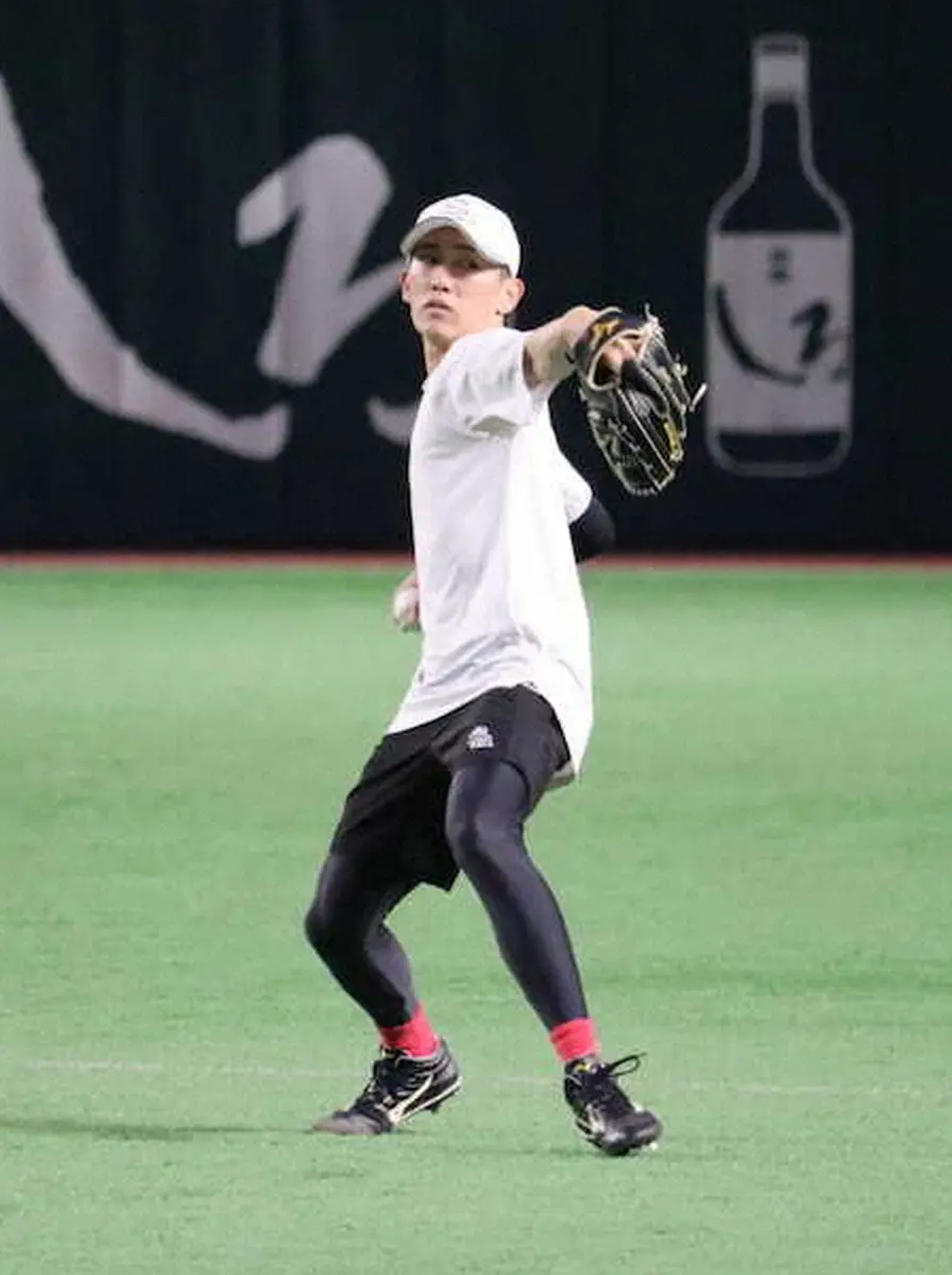 【画像・写真】みずほペイペードームでの投手練習に参加し、キャッチボールを行う大津