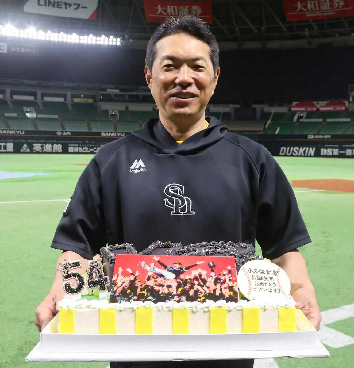 【画像・写真】54歳の誕生日をバースデーケーキーで祝福された小久保監督