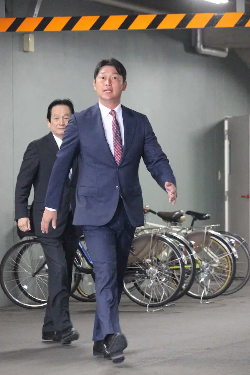 【画像・写真】今季の戦いぶりを報告するため、松田オーナーのもとを訪ねる広島・新井監督（後ろは鈴木球団本部長）
