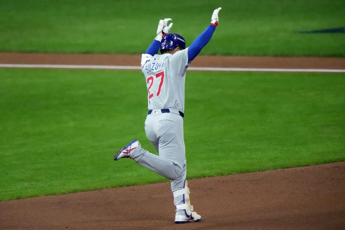 【画像・写真】絶好調！鈴木誠也がPS3本目となる豪快弾！“怪物新人”163キロ捉え同点アーチにこん身ガッツポーズ