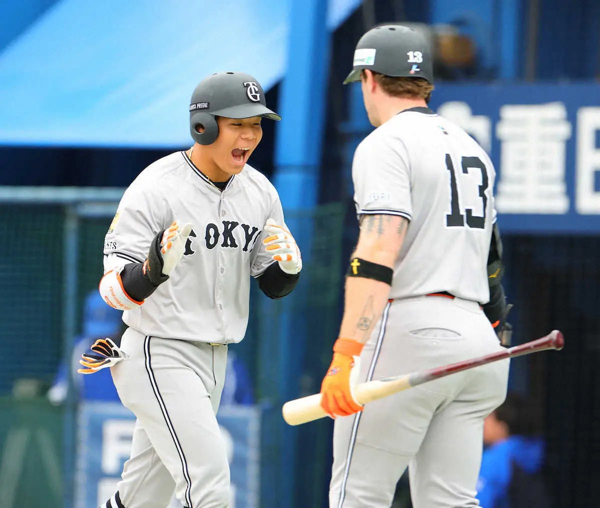 【画像・写真】崖っ縁巨人　丸に代わって1番起用の佐々木俊輔が初回先頭打者アーチ！「最高の形」PS初安打が初アーチ