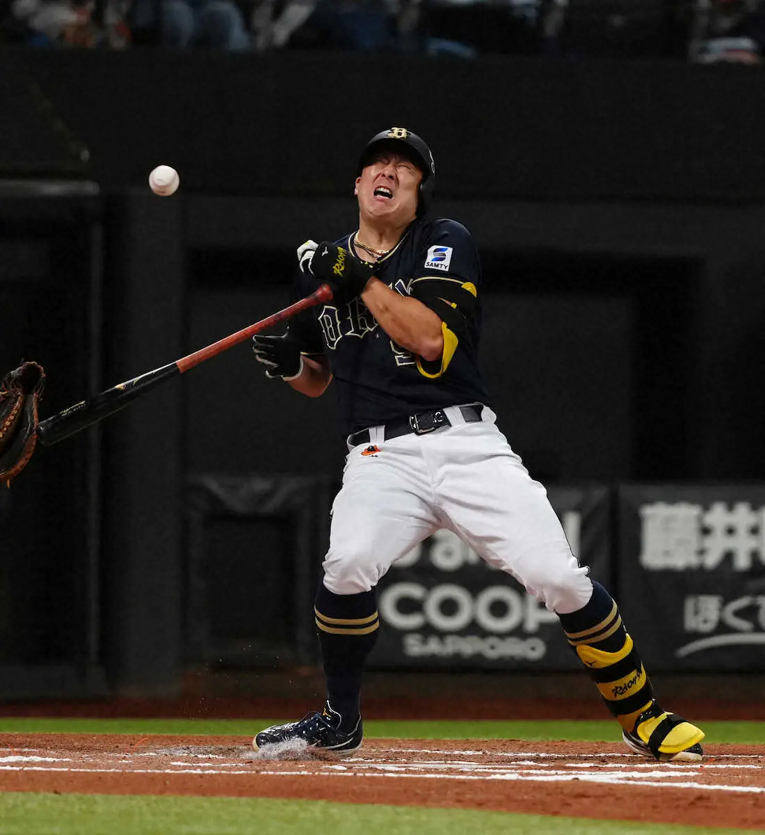 【画像・写真】オリックス　先制弾の杉本が左手首付近への死球で悶絶　一時ベンチに退くも登場　スタンドから拍手