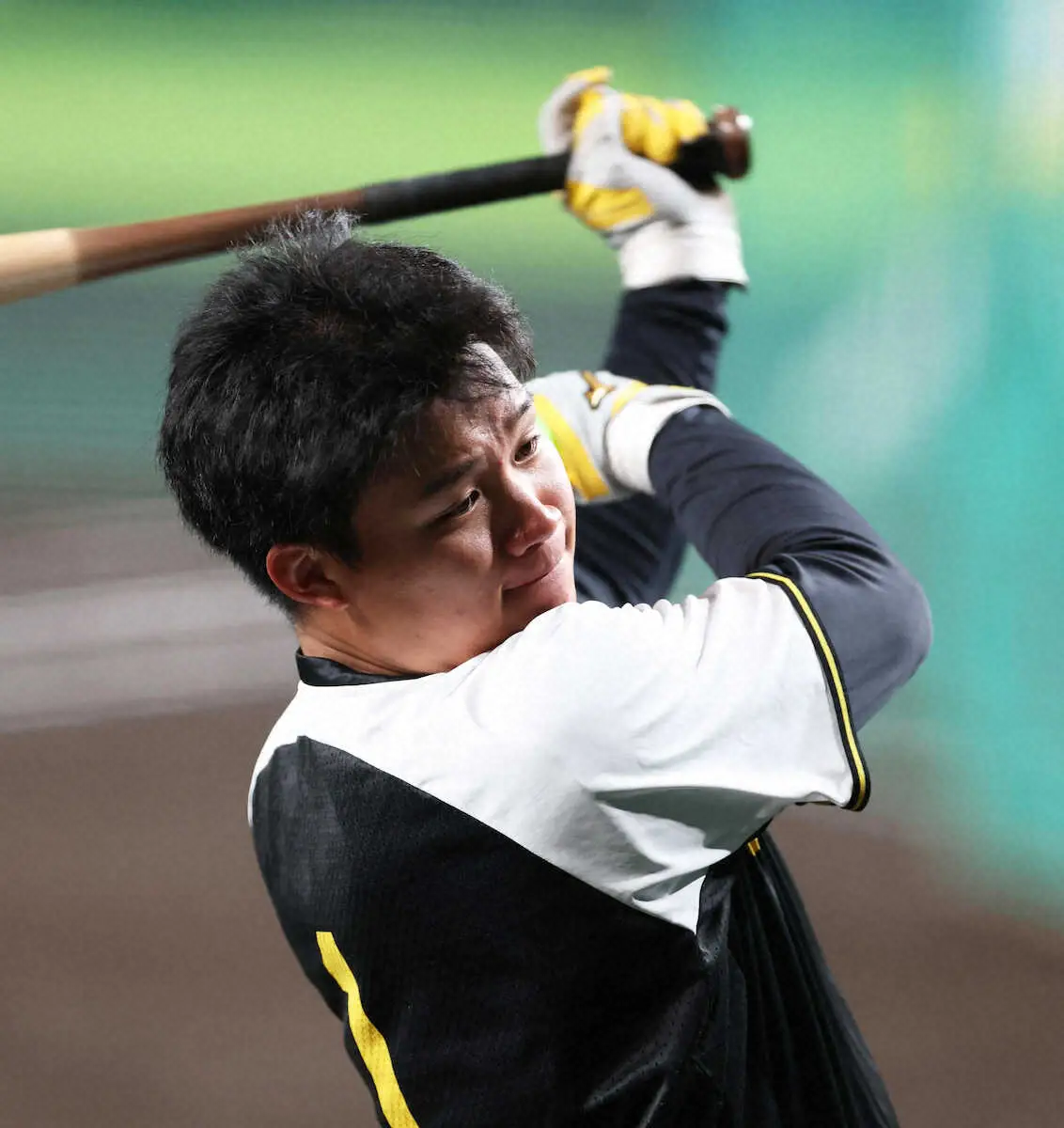 【画像・写真】ティー打撃を行う阪神・森下（撮影・大森　寛明）