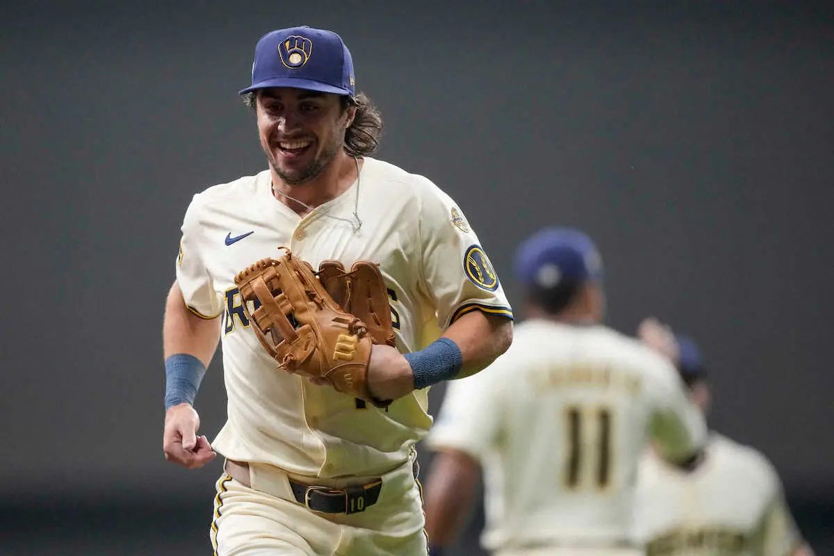 【画像・写真】ブルワーズ中堅手「何が起きたか分からなかった」　無意識のプレーが生んだセンターゴロ併殺