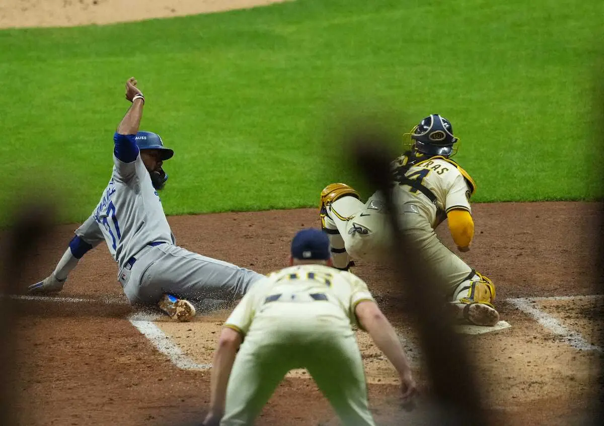 【画像・写真】ドジャース　4回攻撃でPS史上初の“珍プレー”センターゴロ併殺　ロバーツ監督「あれはミスだった」