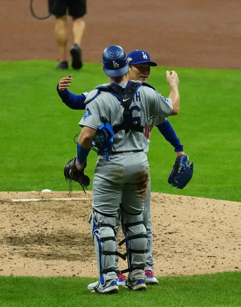 【画像・写真】「すべての球が決まっていた」正捕手スミスも初完投の山本由伸を絶賛　スネルと2戦続けて好投で「圧倒的」