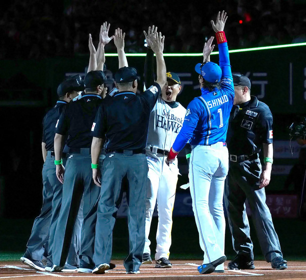【画像・写真】日本ハム・新庄監督　ソフトバンク・小久保監督と熱いハグ、メンバー表交換では審判団と円陣