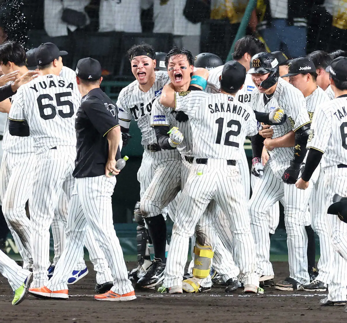 【画像・写真】人生初サヨナラ弾の阪神・森下「どう対応していいか」歓喜の輪に喜びの“困惑”　CS史上初の快挙も