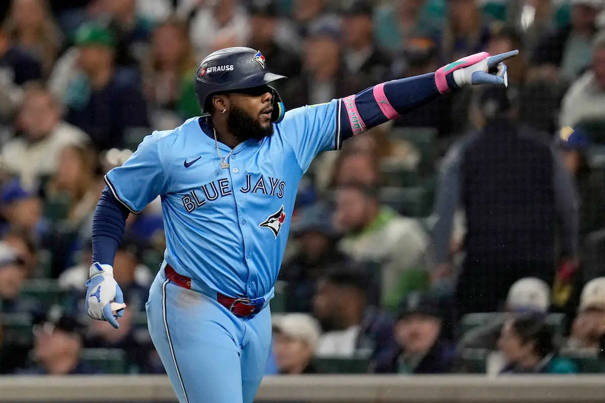 ブルージェイズ 5本塁打など18安打で大勝し1勝2敗に ゲレロは本塁打