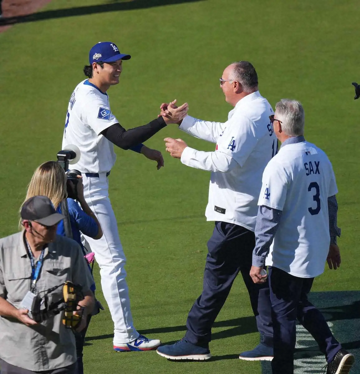 【画像・写真】大谷翔平が米での“二刀流”支えた恩師と再会！大一番を前にハグ＆握手　自身インスタにも感謝の投稿