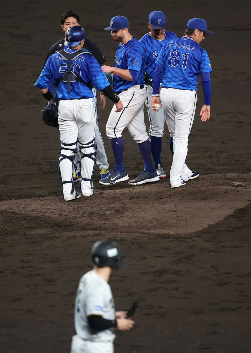 【画像・写真】阪神・佐藤輝への申告敬遠に甲子園大ブーイング　初回の特大3ランでDeNAは勝負せず