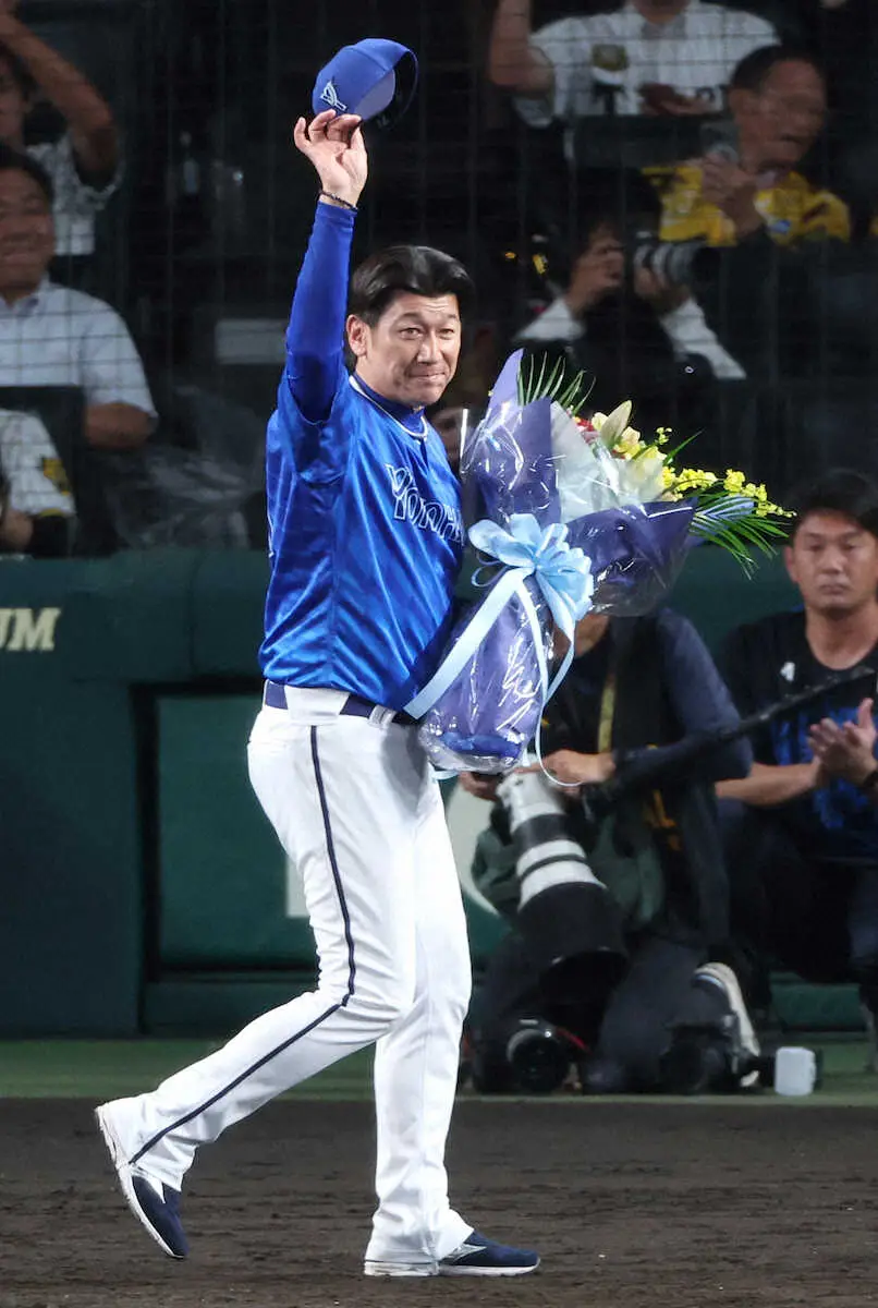 【画像・写真】今季で退任のDeNA三浦監督　3連敗終戦後に阪神・球児監督から花束、甲子園ビジョンにも「ありがとう」