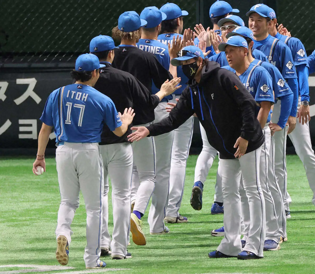 【画像・写真】日本ハム・新庄剛志監督「つり名人と4番の顔。あとは選手に聞いてあげて！」逆襲1勝ナインを“称賛”
