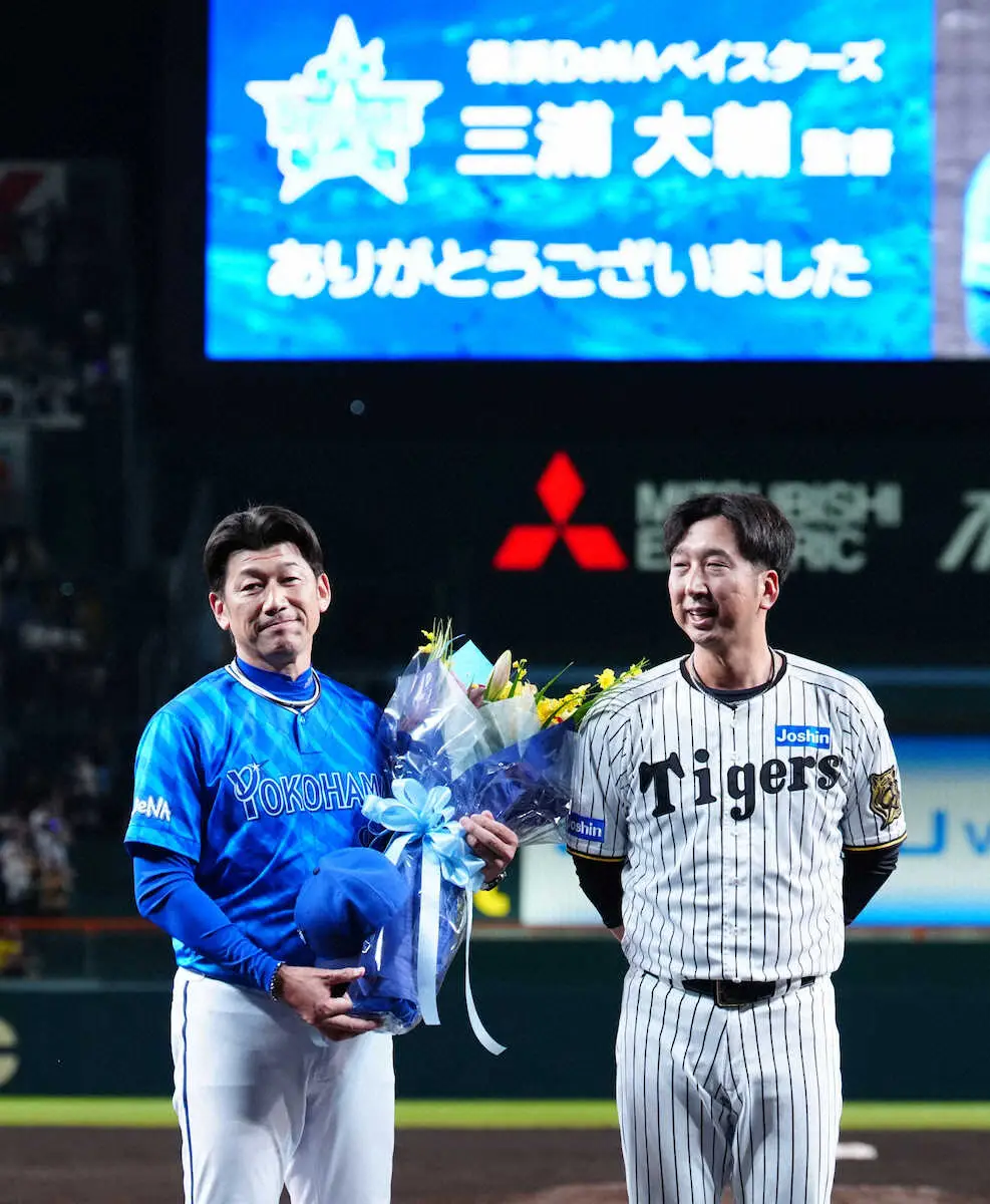 【画像・写真】DeNA三浦監督　甲子園の「三浦」コールに手を振って応える　今季限りで退任、幼少期は大の虎ファン