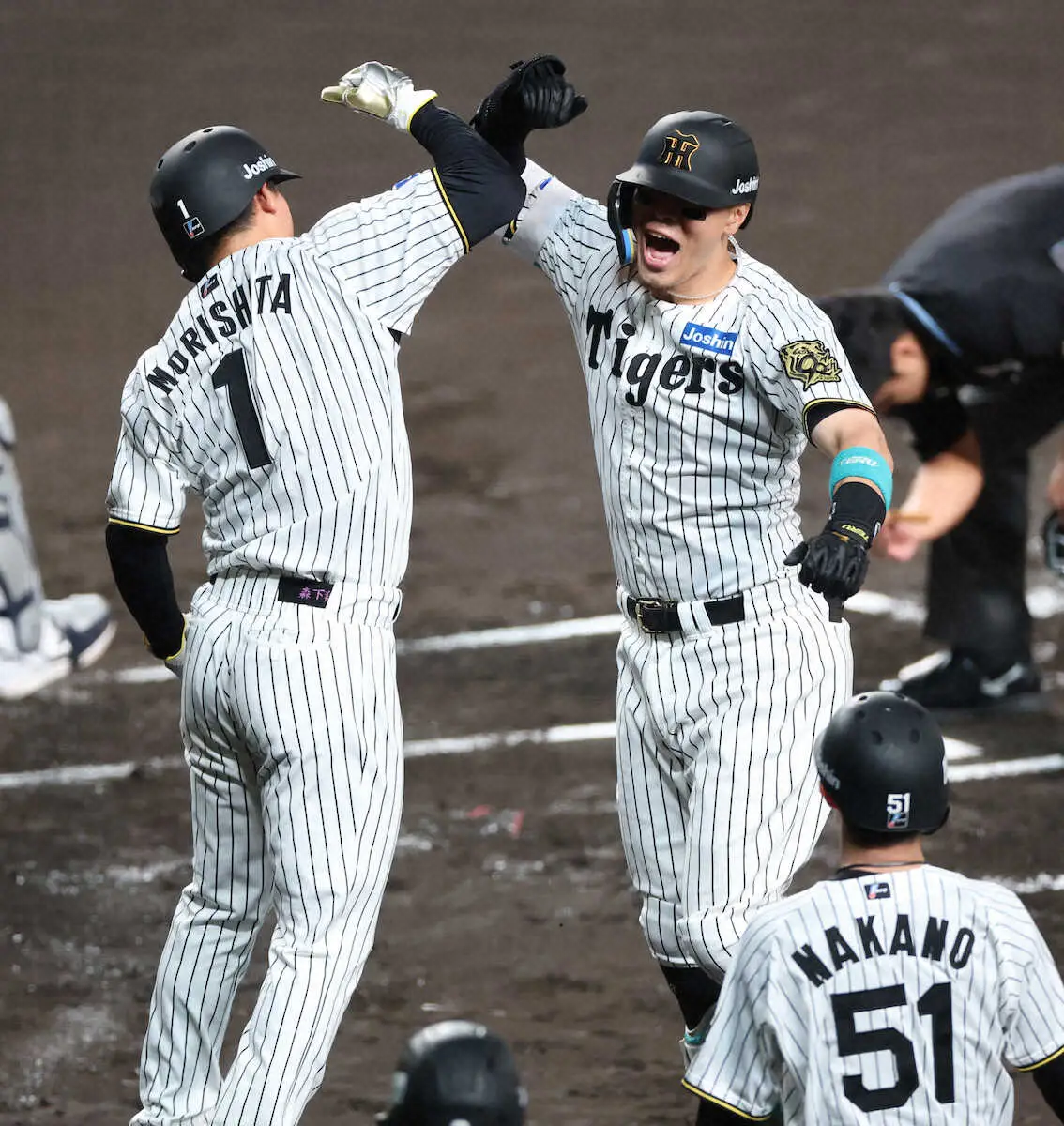 【画像・写真】＜神・D＞阪神・佐藤輝（右）は初回に先制3点本塁打を放ち、森下とジャンピングタッチを交わす（撮影・北條　貴史）