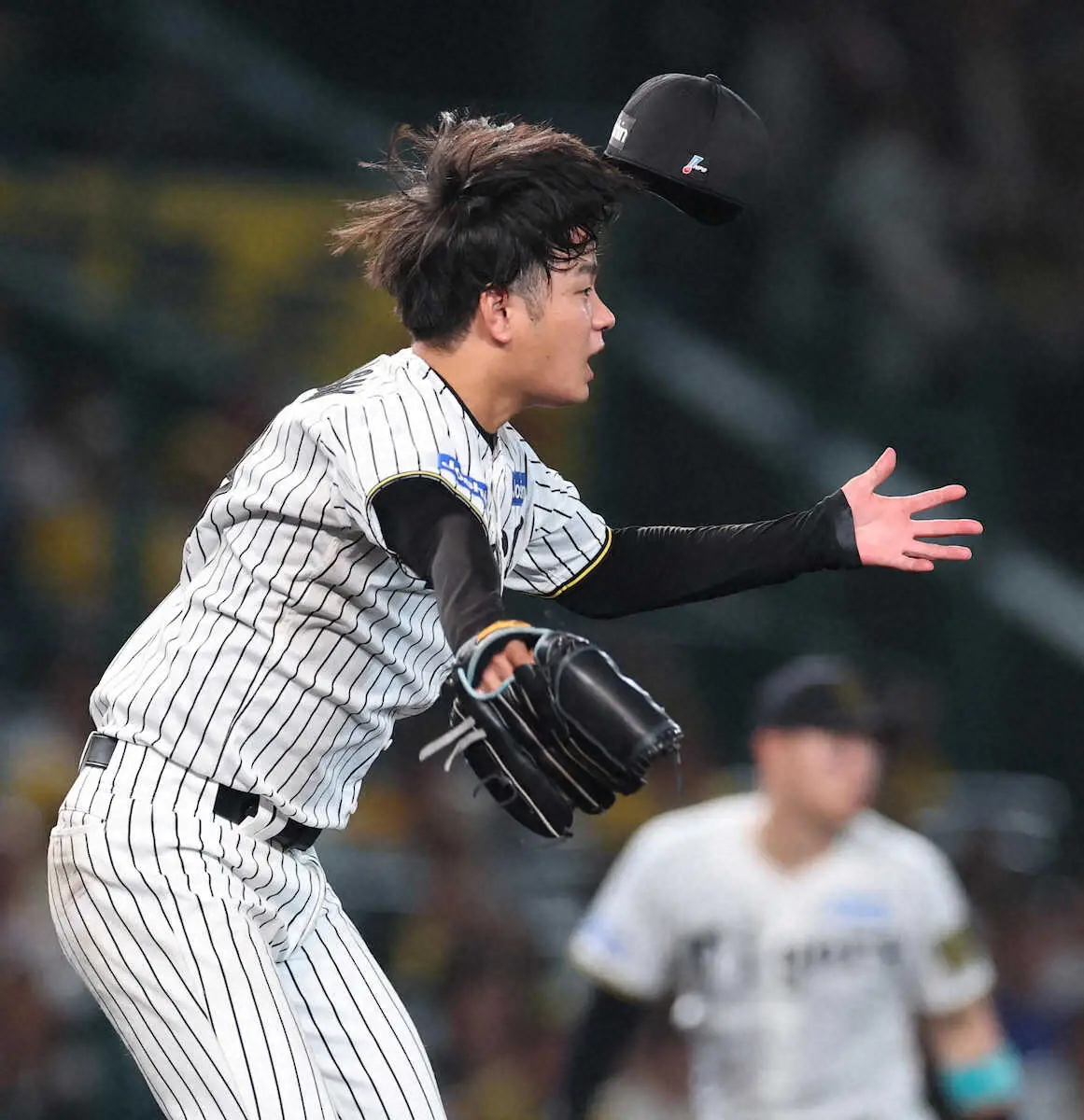 【画像・写真】セCSファイナルS＜神・D（3）＞　8回、林の打球にグラブを出し、帽子を飛ばす高橋