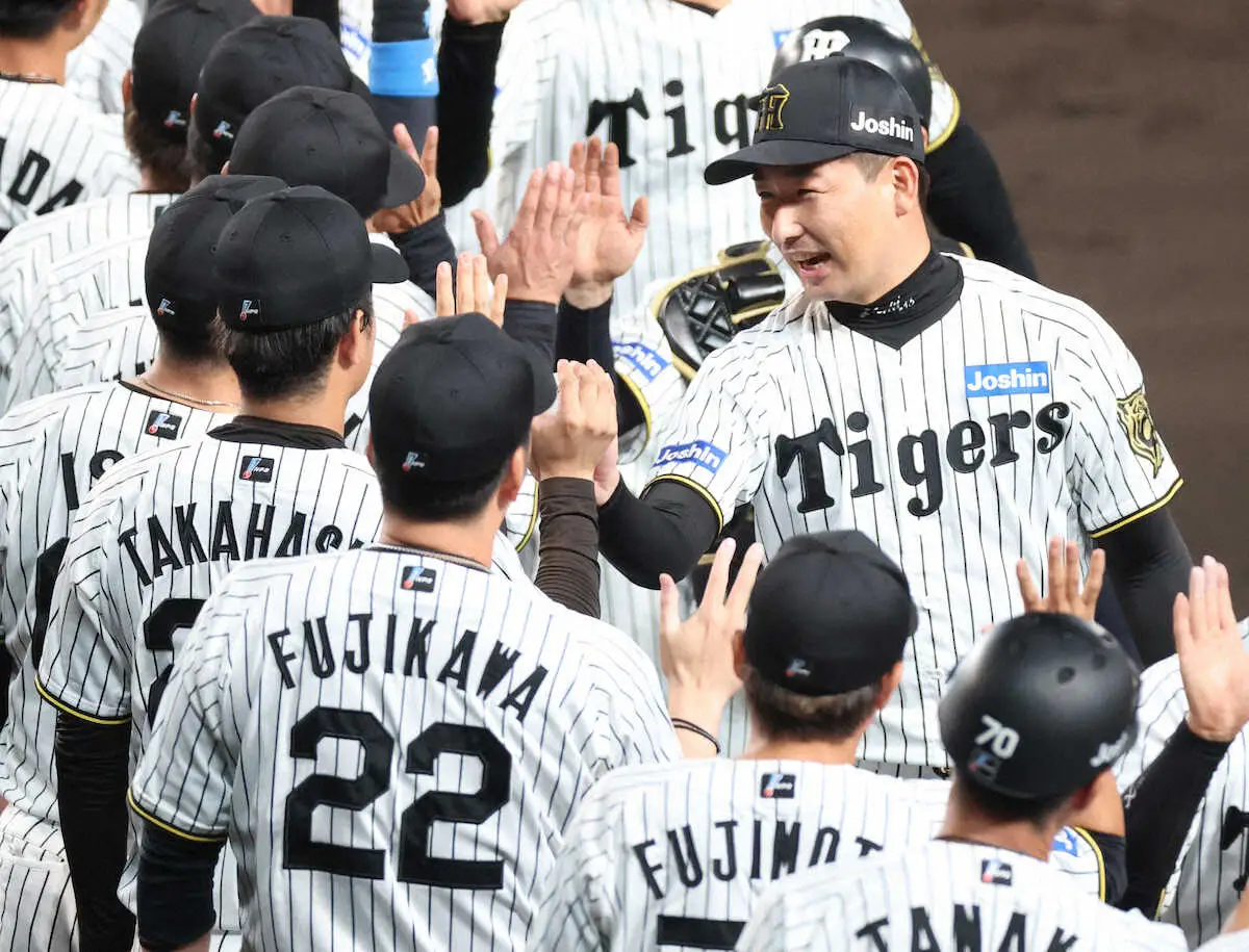 【画像・写真】セCSファイナルS＜神・D（3）＞高橋（左）にウイニングボールを手渡す岩崎（撮影・北條　貴史）